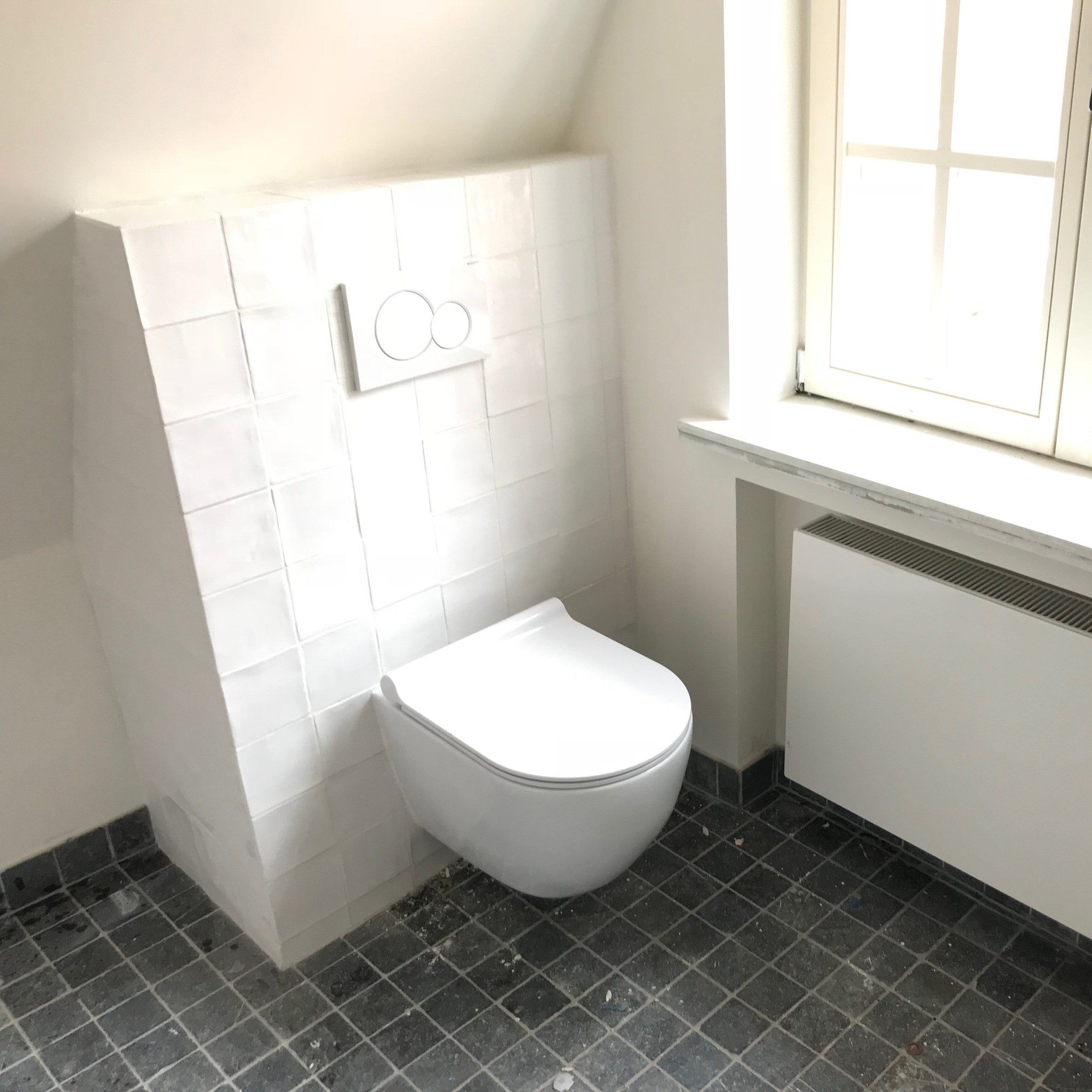 Complete installatie van een moderne en strakke badkamer: geïntegreerde badkuip en sanitair