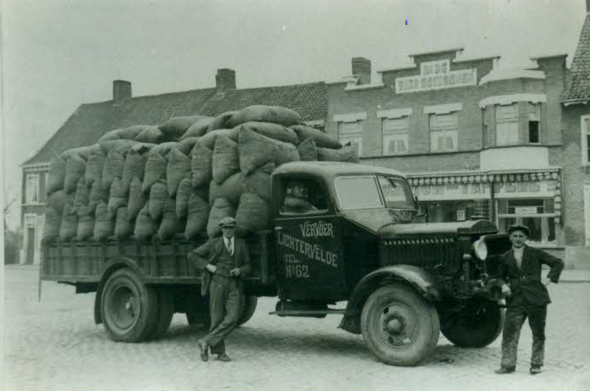 Eerste camion van Honoré Maes